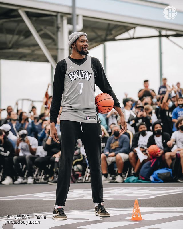 那不勒斯训练开放日，冲刺阶段队长鼓劲引欢呼，全明星赛在即，年轻球员得到机会的简单介绍