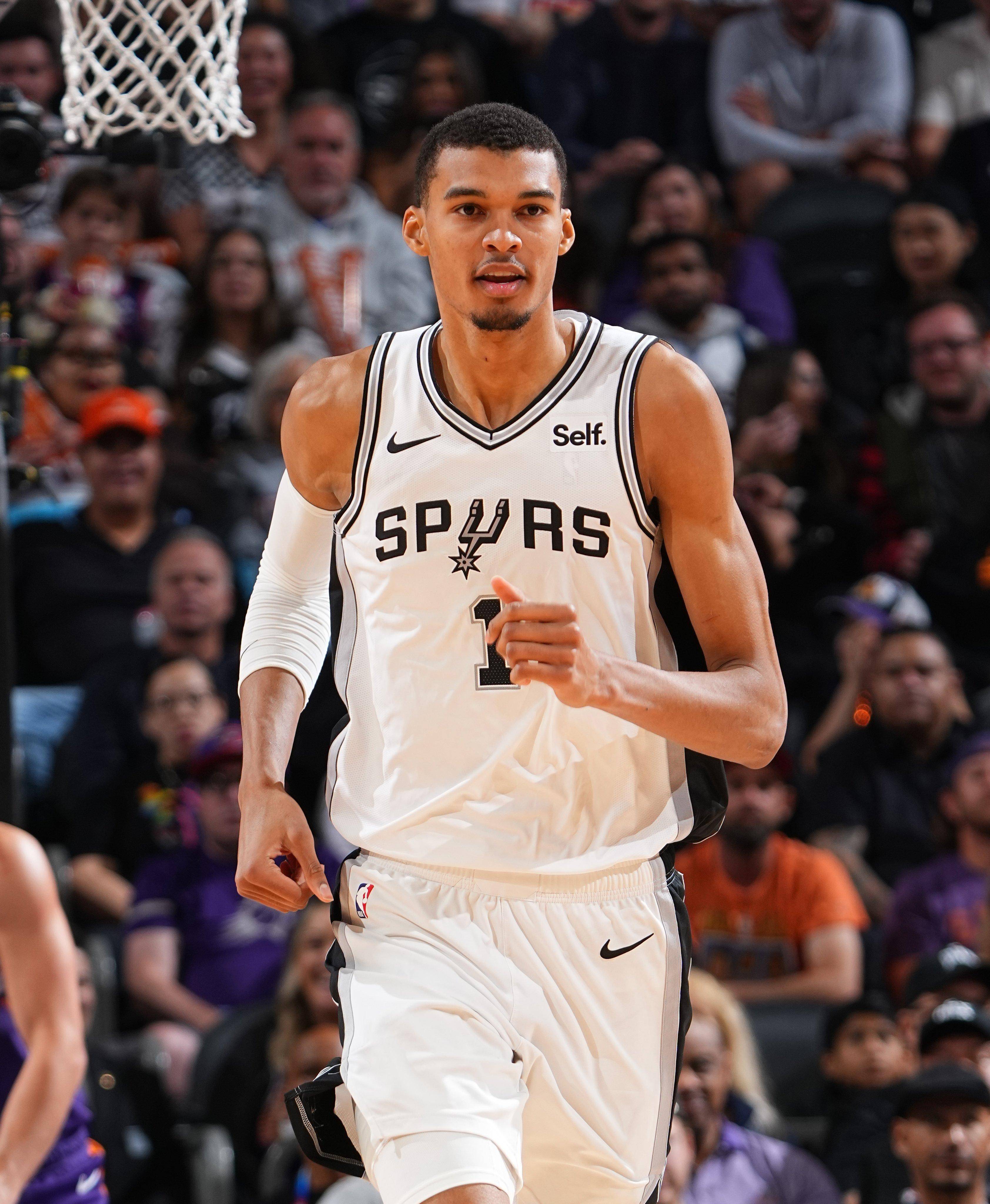 刚刚！赛前切尔西外线爆发达拉斯独行侠绝杀压哨备战NBA季后赛，清晨巴黎圣日耳曼备战荷甲的简单介绍